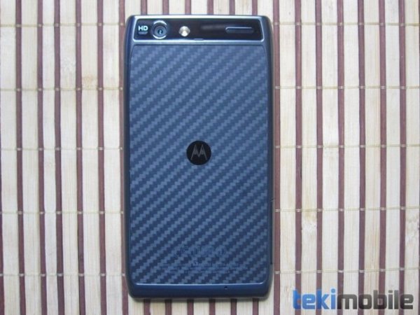 Review Motorola RAZR Maxx traseira Review Motorola RAZR Maxx traseira