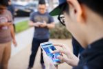 jogando pokemon smartphone
