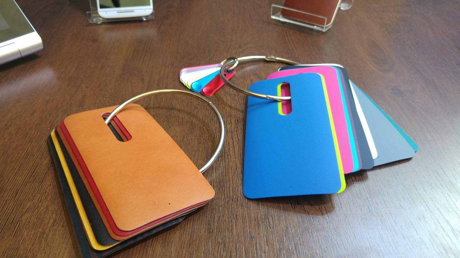 Opções de cores das Shells do Moto X Style, inclusive de couro premium.