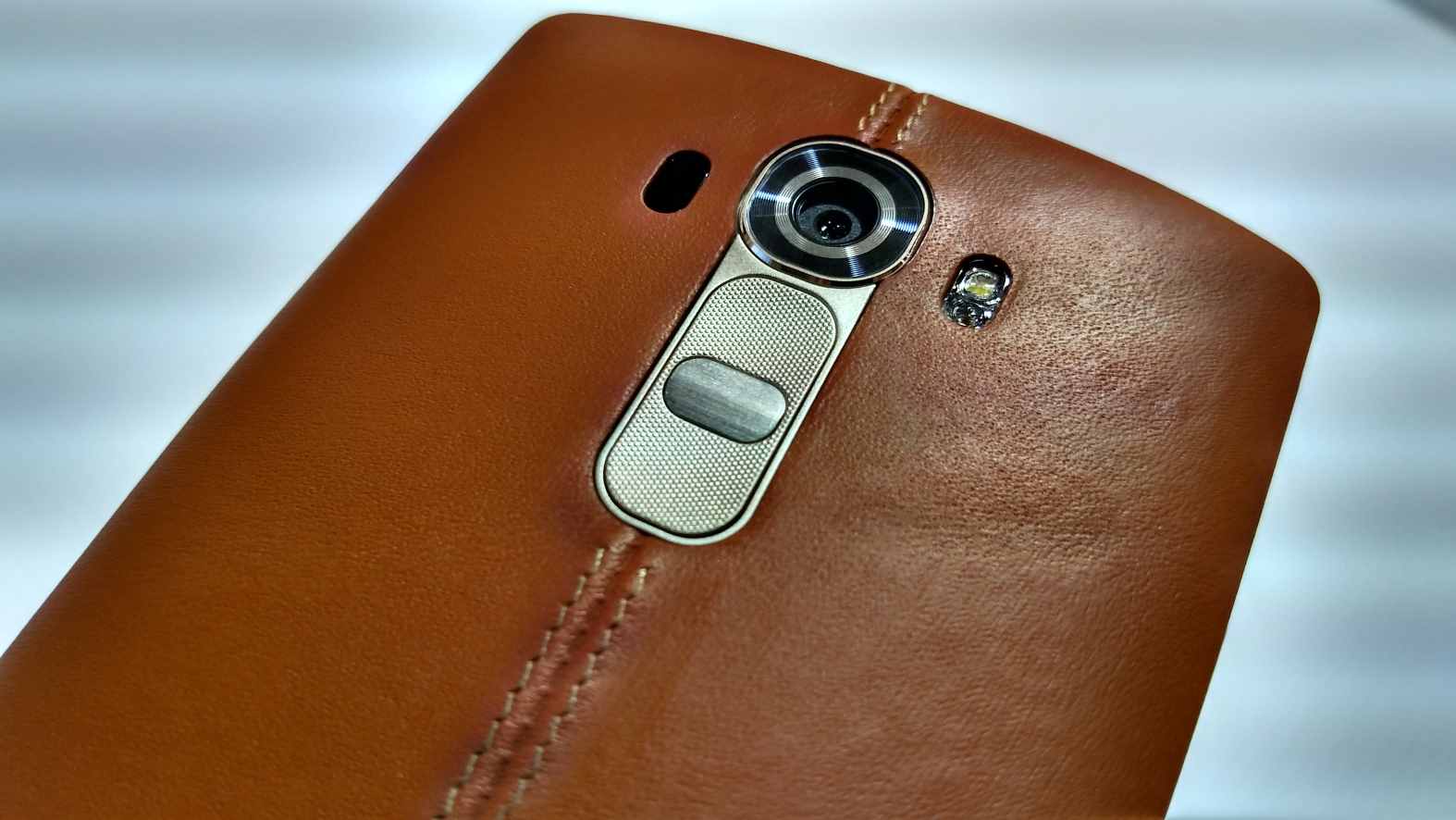 LG G4 tem versão em couro natural.