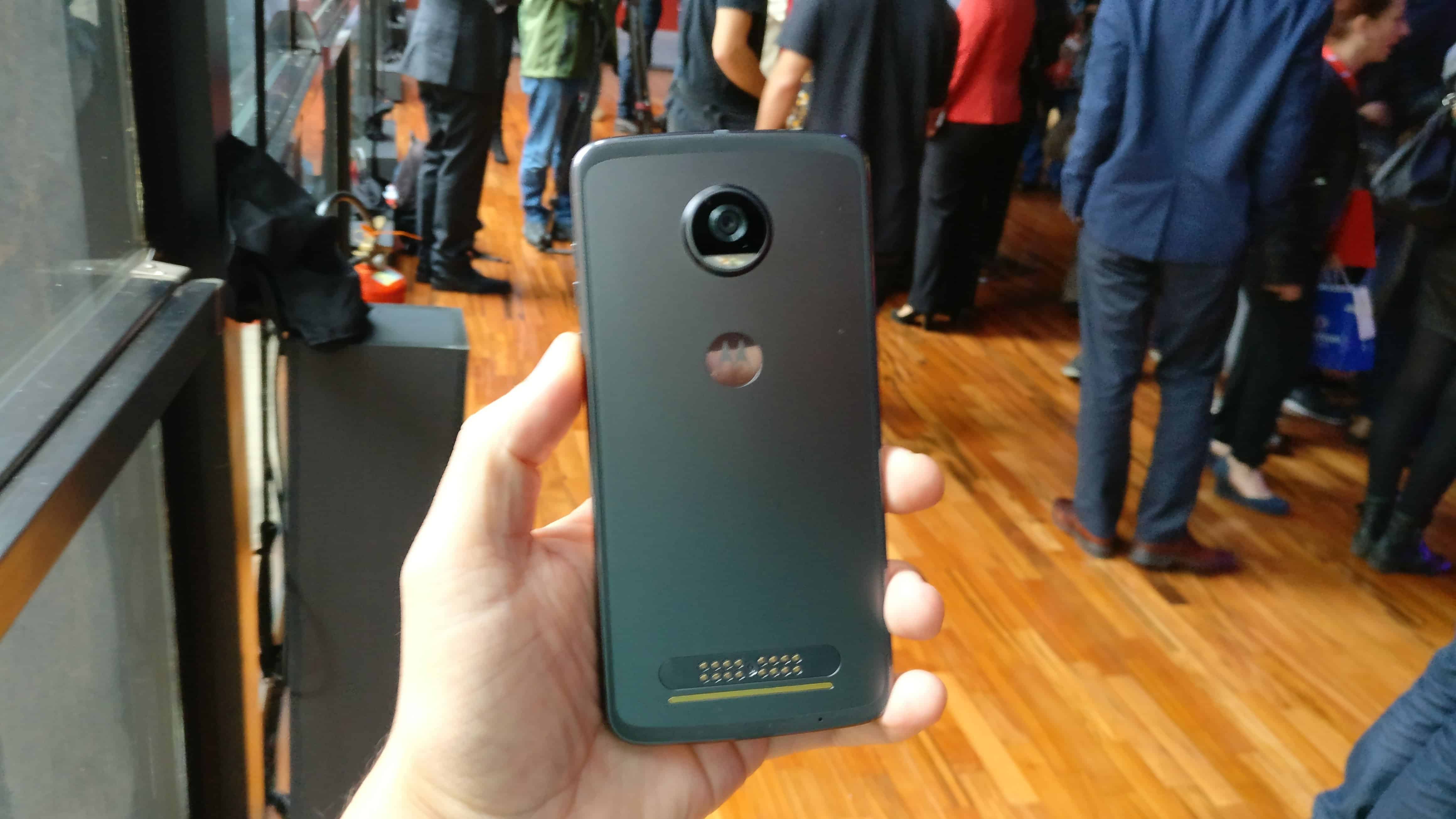 Moto Z2 Play já pode ser encontrado por R$ 1750