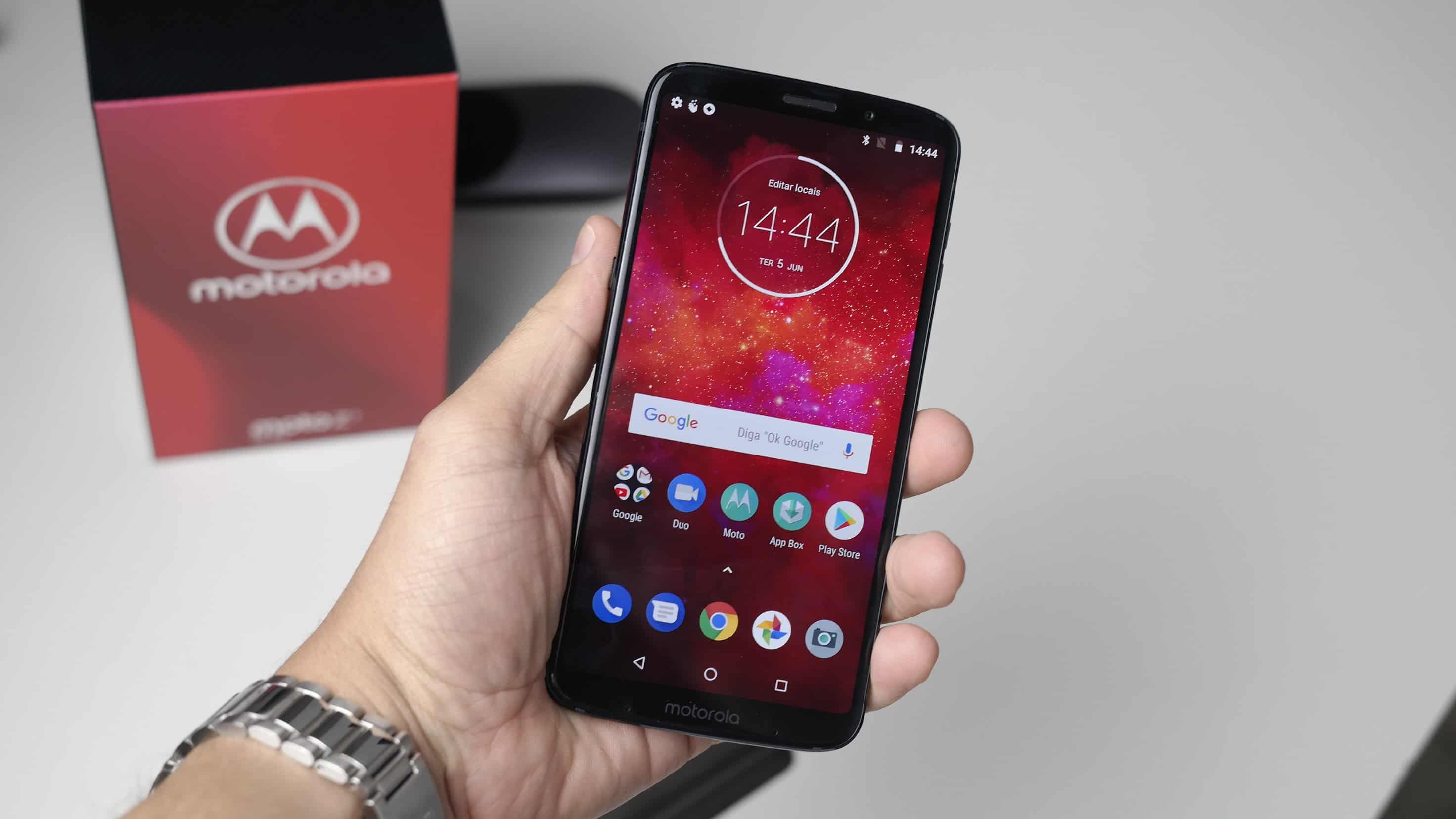 Moto Z3 Play com 6 GB de RAM e 128 GB de armazenamento chega custando R$ 2.699