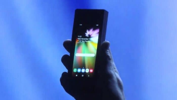 Smartphone dobrável no modo celular