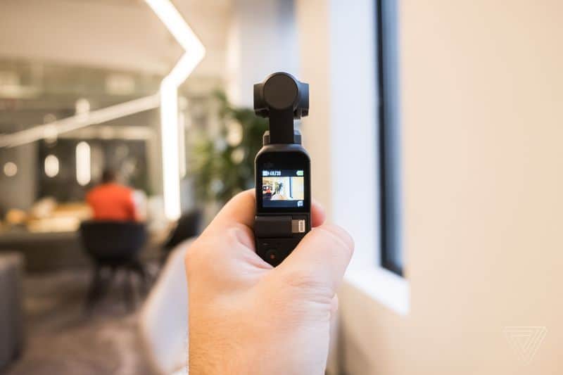 O DJI Osmo Pocket é o novo gimbal da empresa que conta com uma pequena camera de acao 4k DJI Osmo POcket