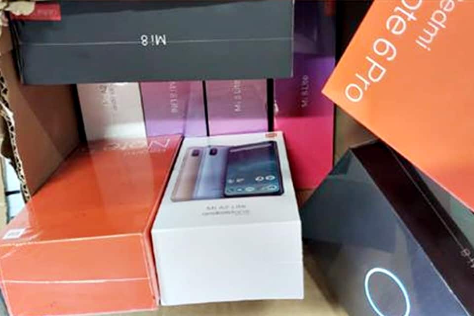 Receita apreende aparelhos Xiaomi e outros produtos no Paraná