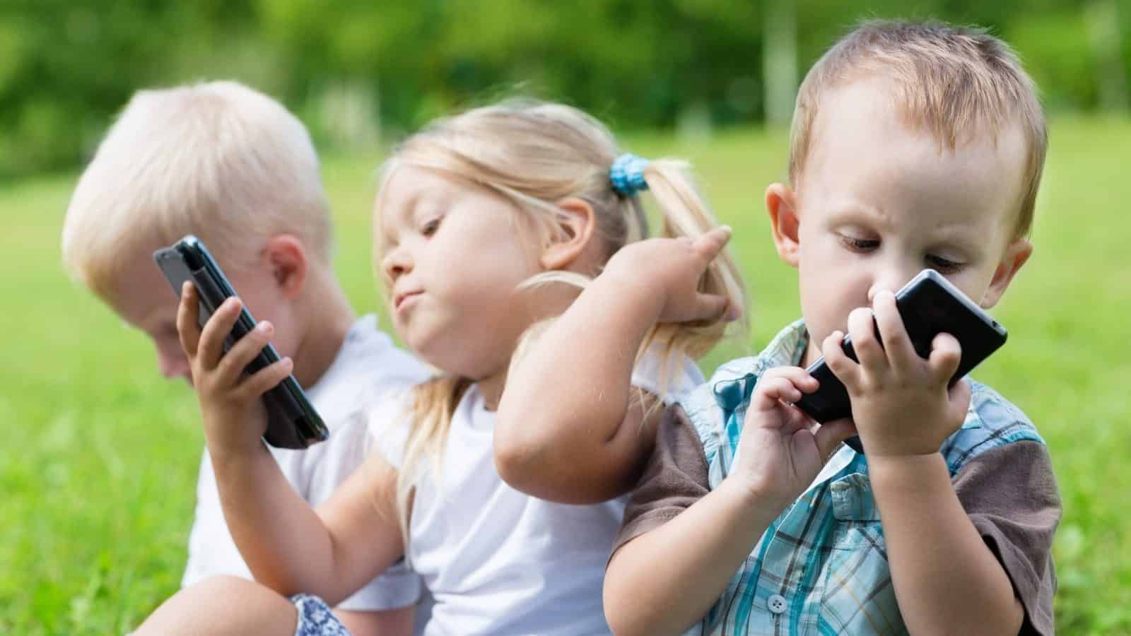 Como um celular ajuda no desenvolvimento das crianças?