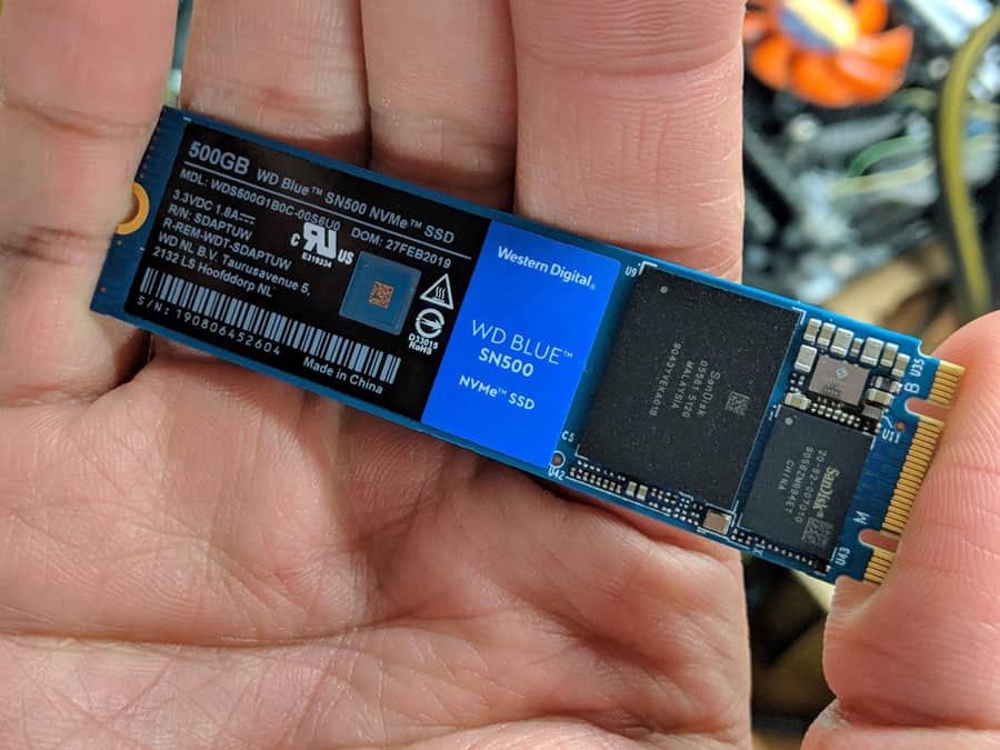 WD-Blue-SN500-Hand WD-Blue-SN500-Hand