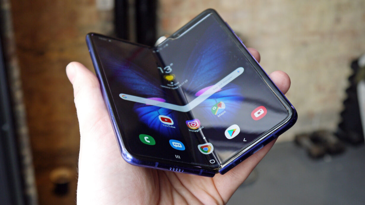 Samsung irá relançar o Galaxy Fold custando 50% mais barato