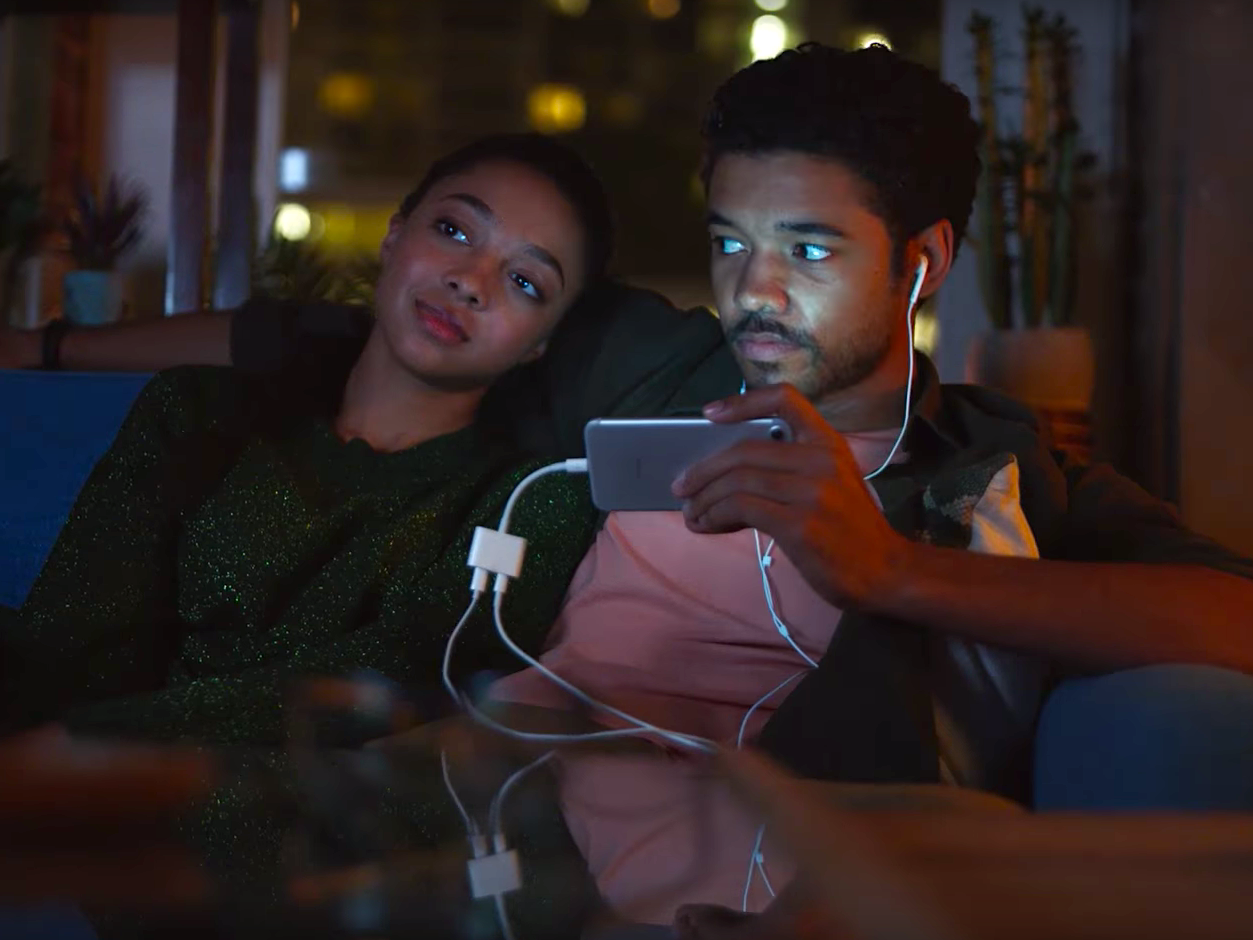 Samsung deleta vídeos com piadas contra a Apple por causa dos fones