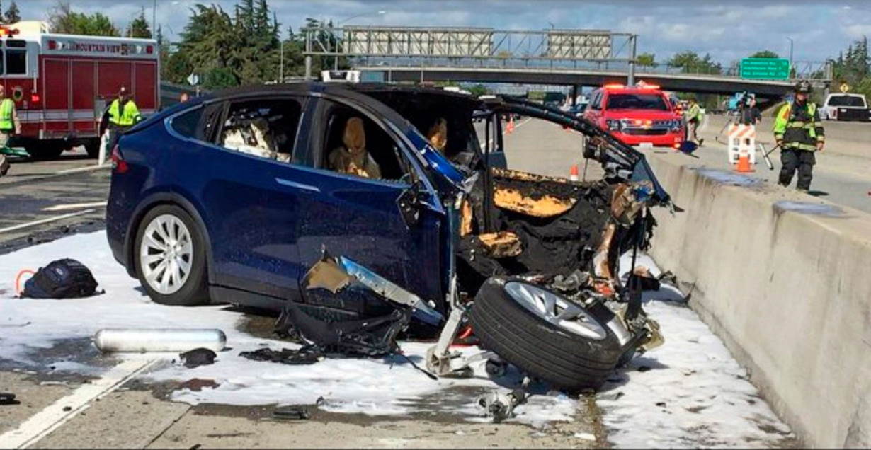 Motorista de Tesla Model X morreu pois estava jogando no celular