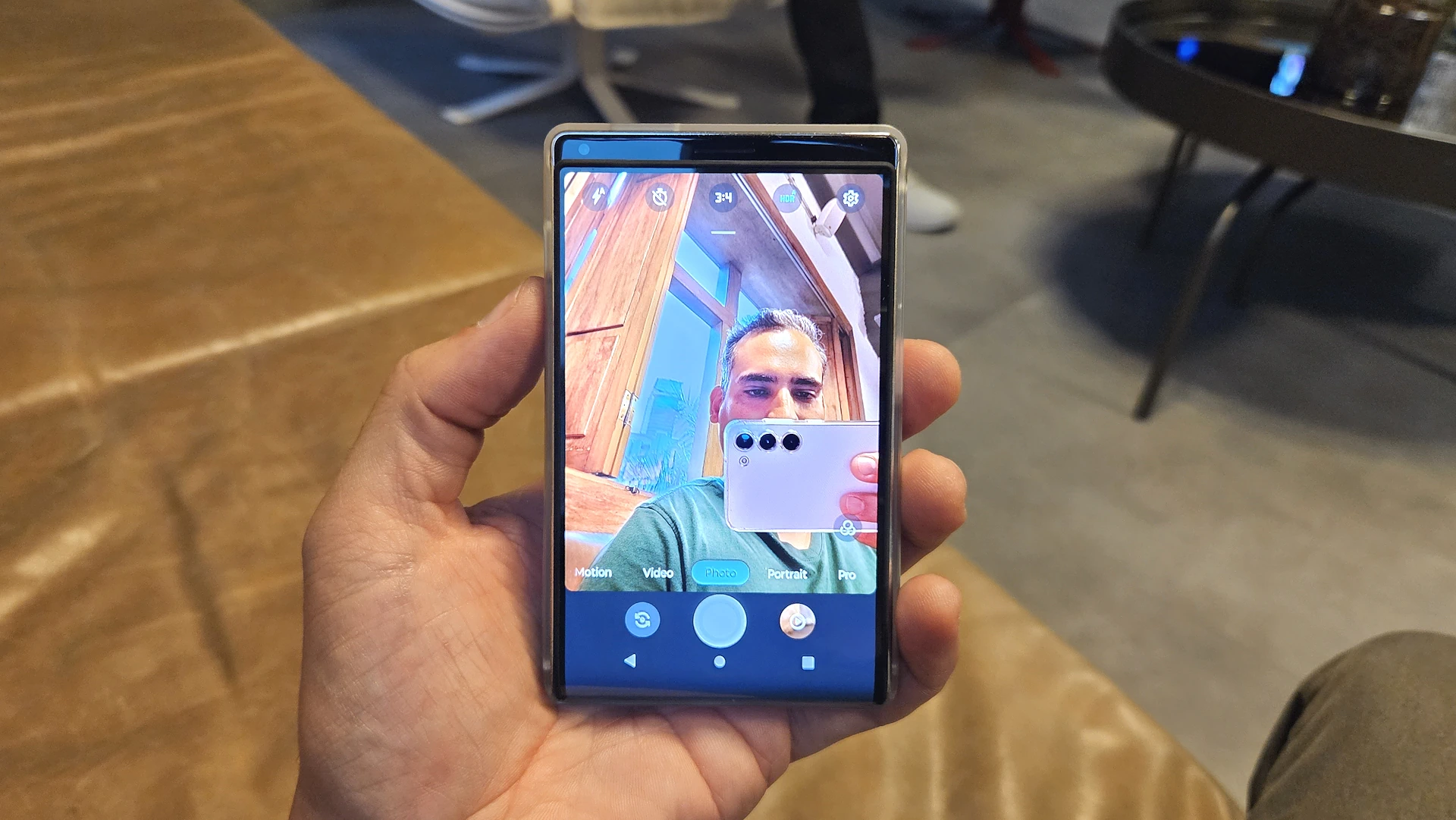 Testamos o celular da Motorola com tela enrolável, vejam o vídeo 1