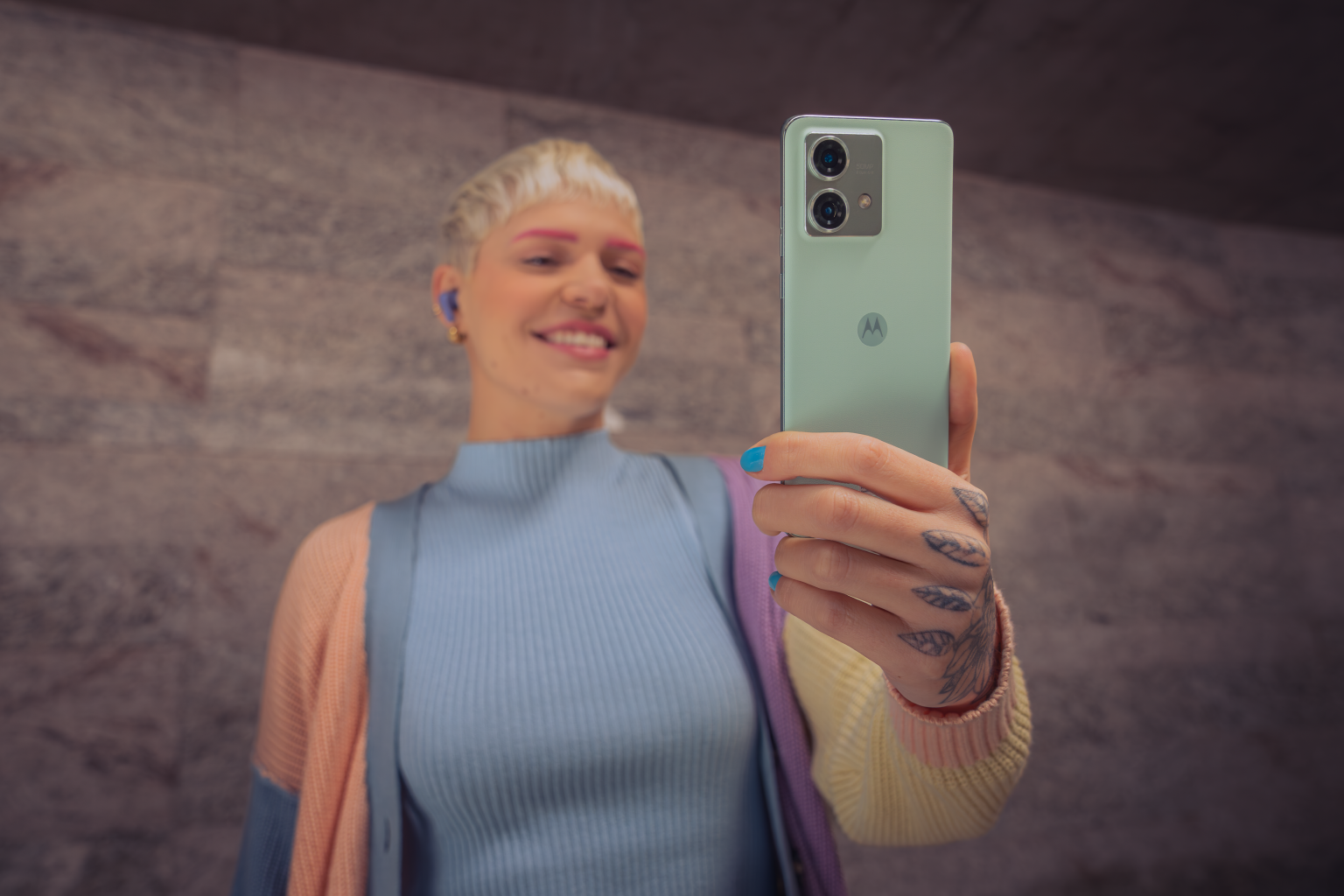 Motorola lança Edge 40 Neo, com IP68 e traseira de "couro" 3